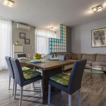 Charming Vlatka - Two Bedroom With Loggia